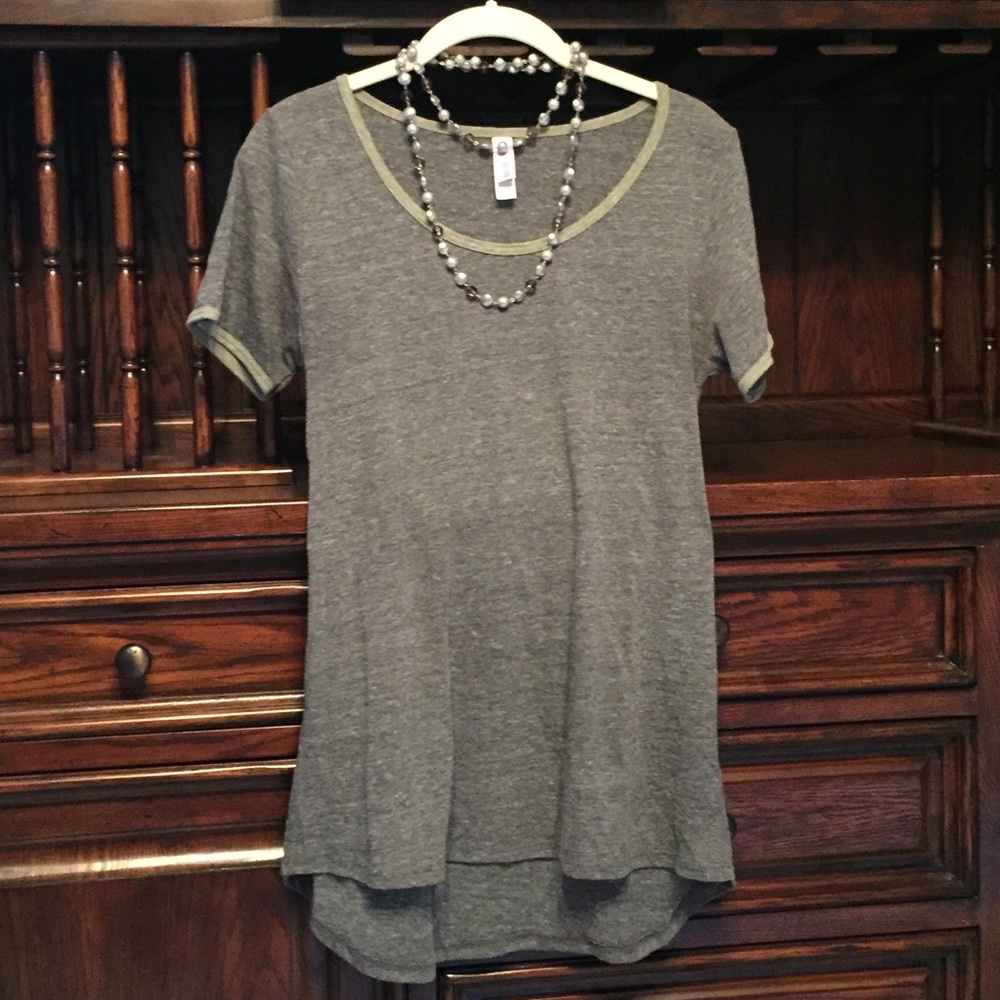 ⭐️ Like new LuLaRoe Classic T